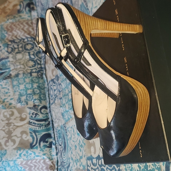 Black heel shoes come with extra bottom for the heel - Picture 3 of 8